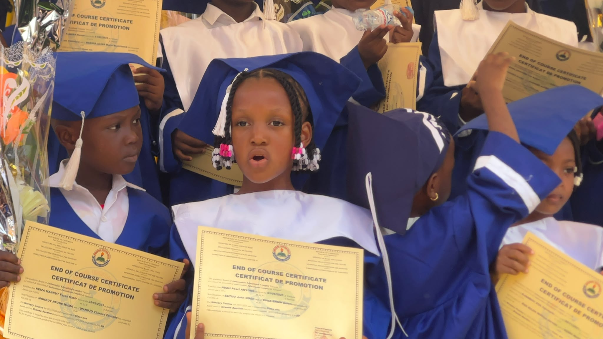 Jeunes lauréats tenant leurs certificats