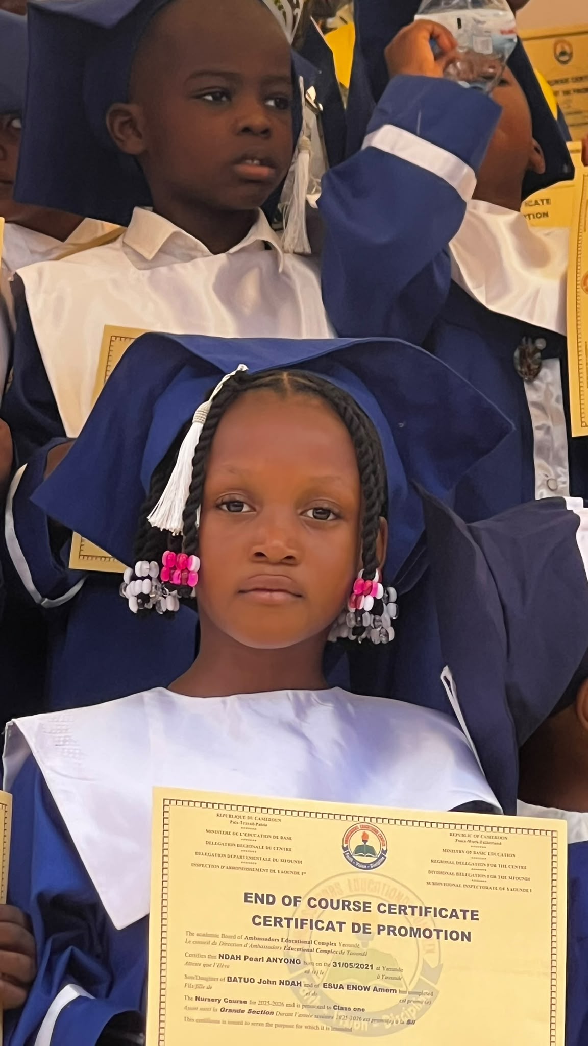 Jeune apprenante de maternelle présentant son certificat